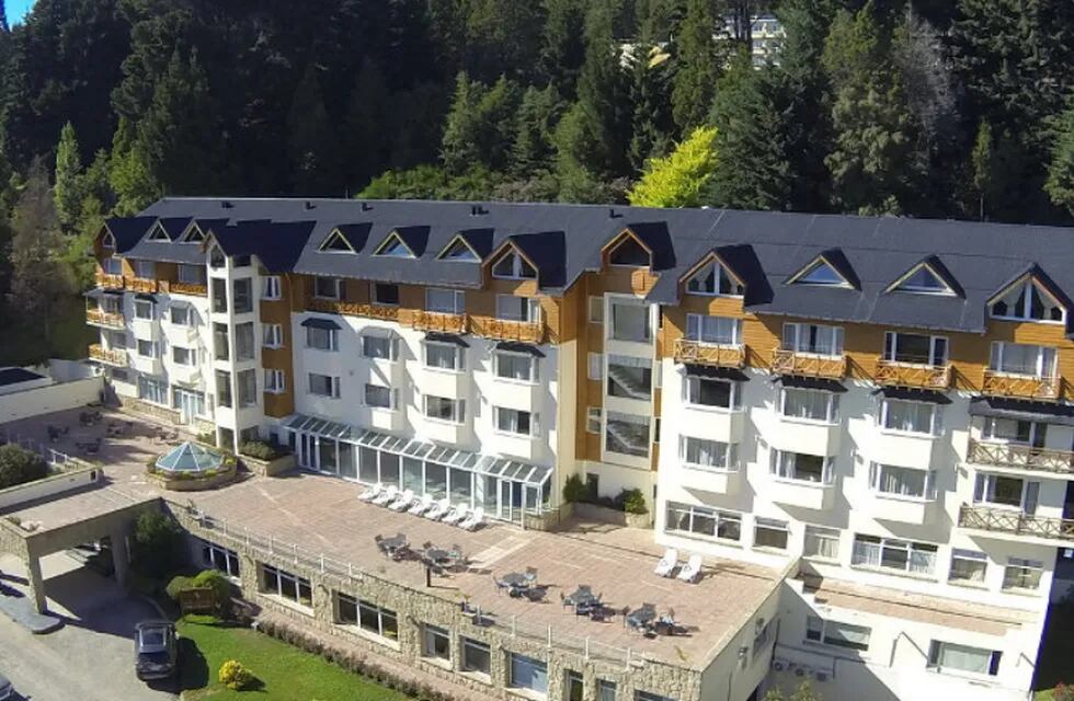 Un alud destrozó un hotel en Bariloche.