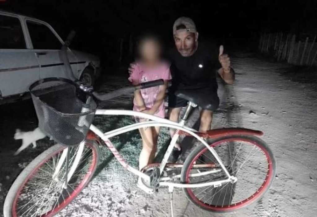 La bicicleta que pronto llegó a las manos de una niña que la necesitaba para ir a su escu7ela en plena zona rural.