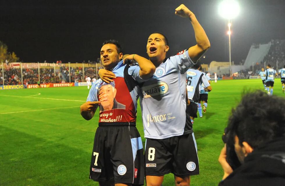 César Pereyra y Juan Carlos Maldonado festejan el 2-0 de Belgrano ante River en el Gigante de Alberdi por el partido de ida de la Promoción de 2011. (La Voz / Archivo)