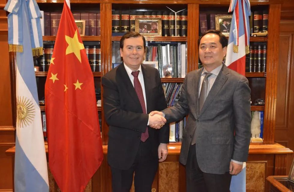 El Gobernador se reunió con el Embajador de China.