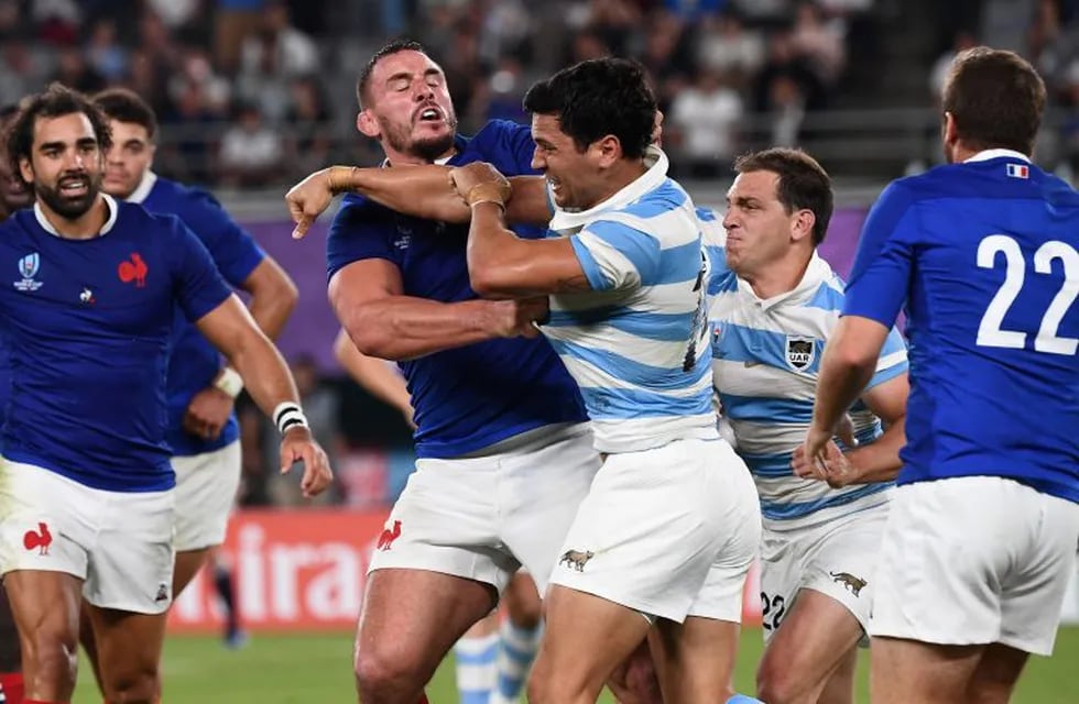 France' and Argentina's players fight after the Japan 2019 Rugby World Cup Pool C match between France and Argentina at the Tokyo Stadium in Tokyo on September 21, 2019. (Photo by FRANCK FIFE / AFP)