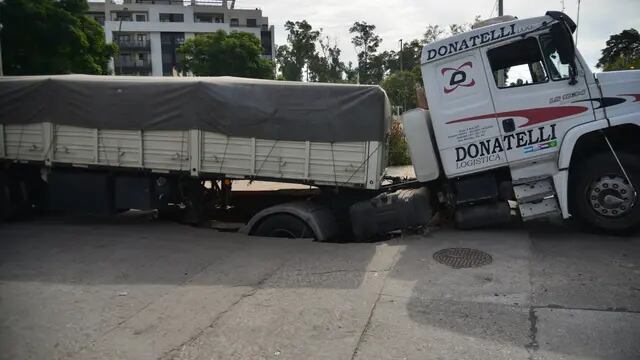 Camión fue tragado por el asfalto en Córdoba. (Pedro Castillo / La Voz)