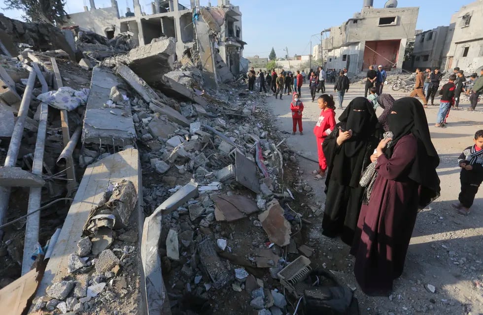 Palestinos observan la destrucción causada por el bombardeo israelí de la Franja de Gaza en Rafah, el lunes 4 de diciembre de 2023.