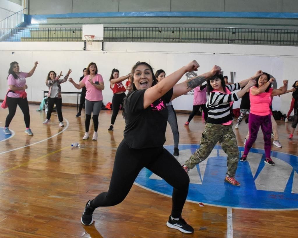 Para concientizar sobre el cáncer de mama las mujeres de Ushuaia bailaron Zumba