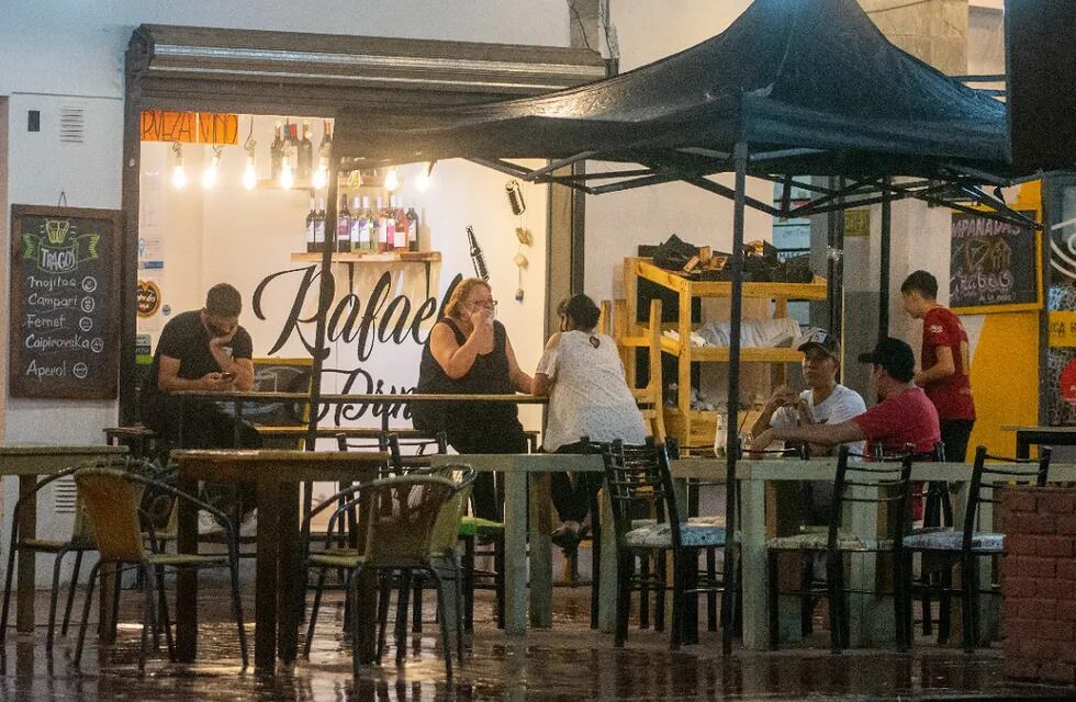Decenas de bares y restaurantes se instalaron con fuerza en los últimos meses y son un imán para los vecinos / Mariana Villa