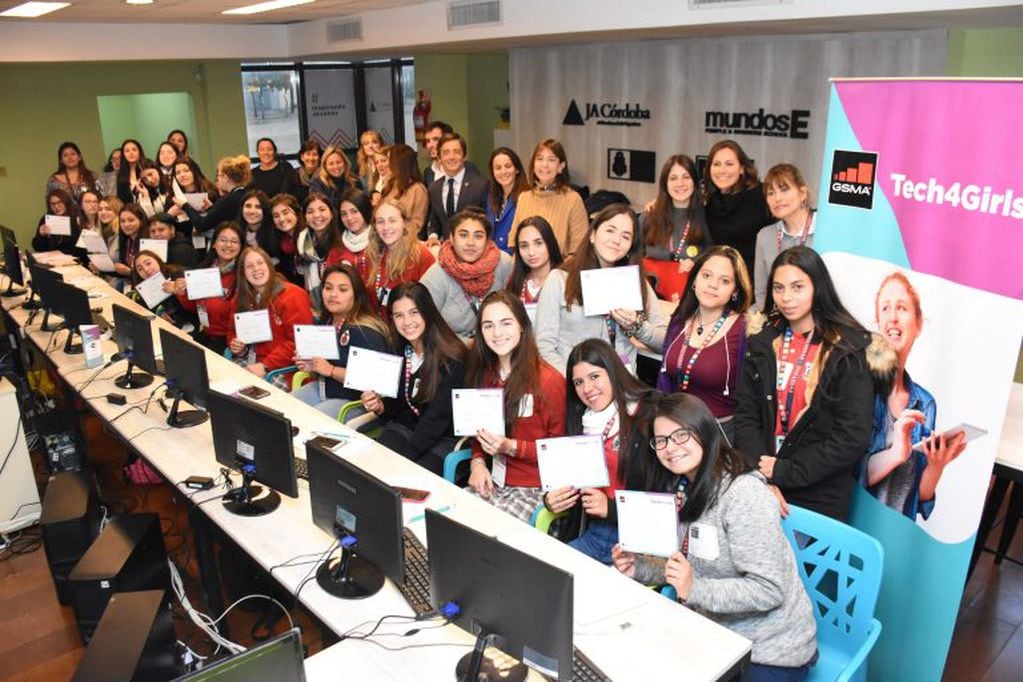 Niñas cordobesas participaron de un taller organizado por GSMA y Junior Achievement para reducir la brecha de género en tecnología.