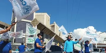 Movilización y protesta de trabajadores de la Coopi en inmediaciones al Reloj Cucú.