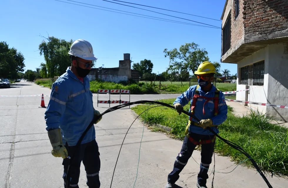 Las cuadrillas trabajan en diferentes puntos de la ciudad para renovar las líneas eléctricas.