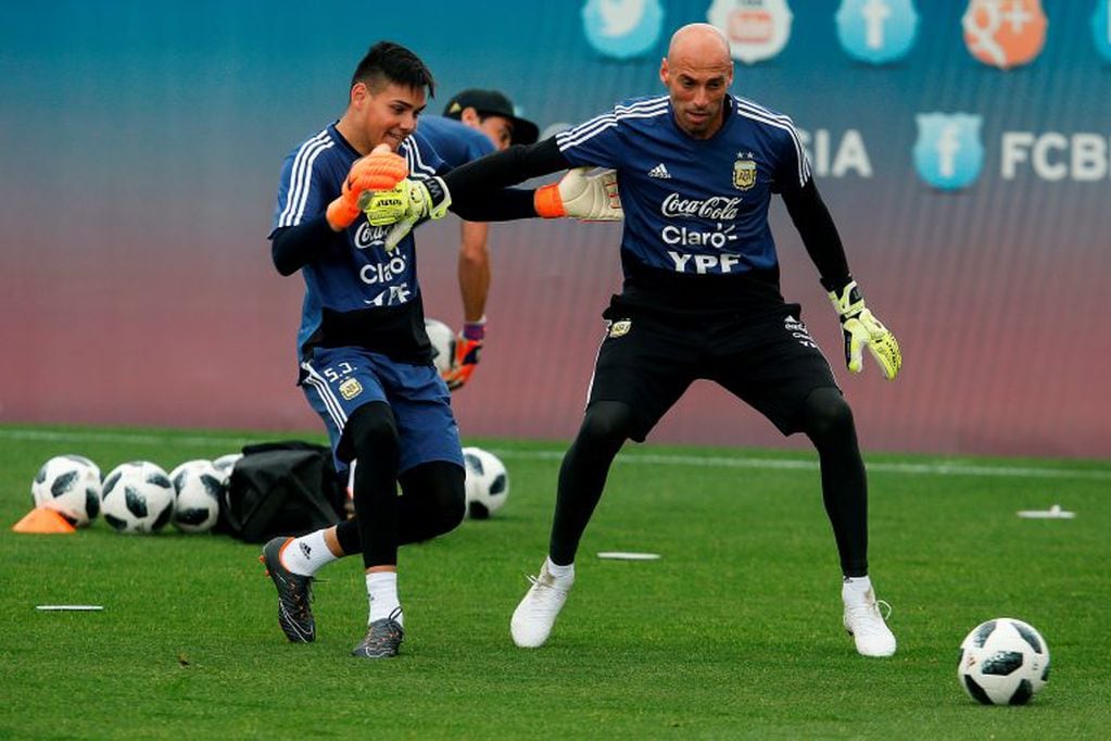 Wilfredo Caballero se divierte durante un fútbol en espacios reducidos junto a los otros arqueros de la delegación argentina. / AFP PHOTO / PAU BARRENA