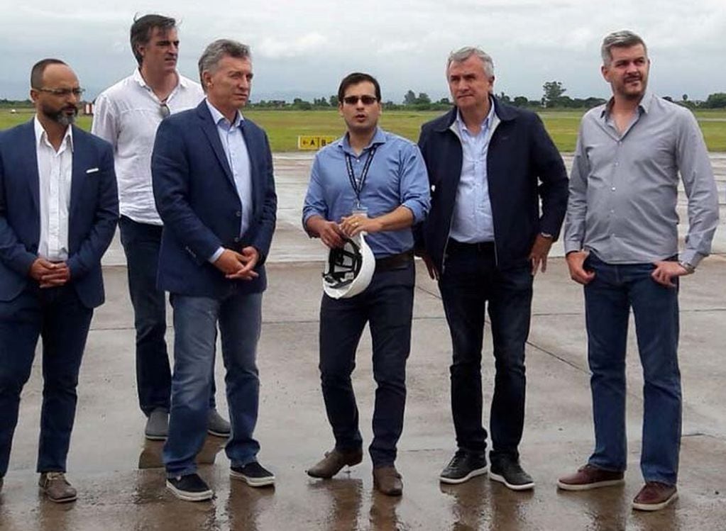El jefe de Gabinete nacional, Marcos Peña (derecha), junto al presidente Macri y el gobernador Morales, en visita a las obras del nuevo edificio para el aeropuerto "Horacio Guzmán", en diciembre último.