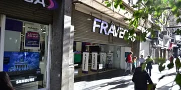 Comerciantes del centro de Córdoba cierran sus puertas ante una ola de rumores sobre saqueos.