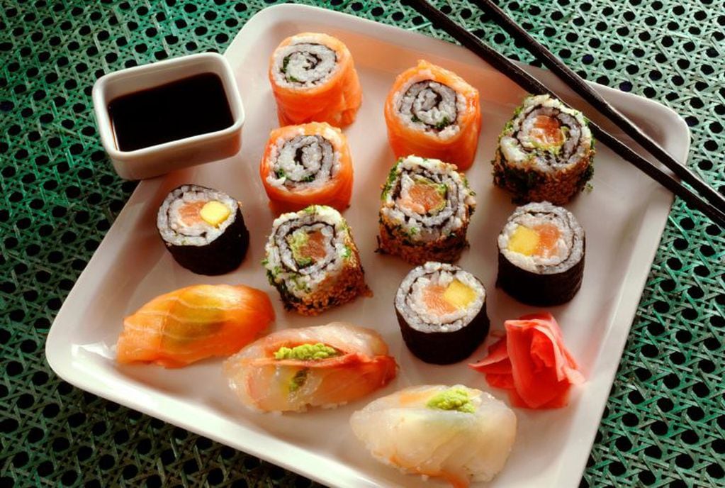 GRAF2710. MADRID, 18/06/2020.- Aunque el salmón es hoy uno de los ingredientes fundamentales del sushi, que celebra este jueves su Día Mundial, su historia es relativamente reciente y se debe al "Proyecto Japón" que nació en Noruega en los años ochenta y logró convencer a los estrictos cocineros nipones.-EFE/Takashi Okuzumi/NSC (Norwegin Seafood Council)/No ventas/Solo uso editorial