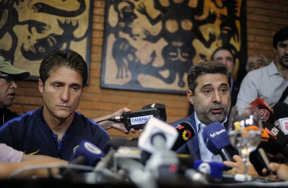 Barros Schelotto y Angelici. (AFP).
