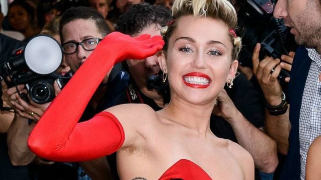Miley Cyrus también optó por mostrarse con bellos debajo de las axilas en una alfombra roja.