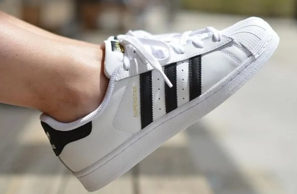 ¿Conviene comprar en Miami?: esto es lo que valen unas zapatillas Adidas.