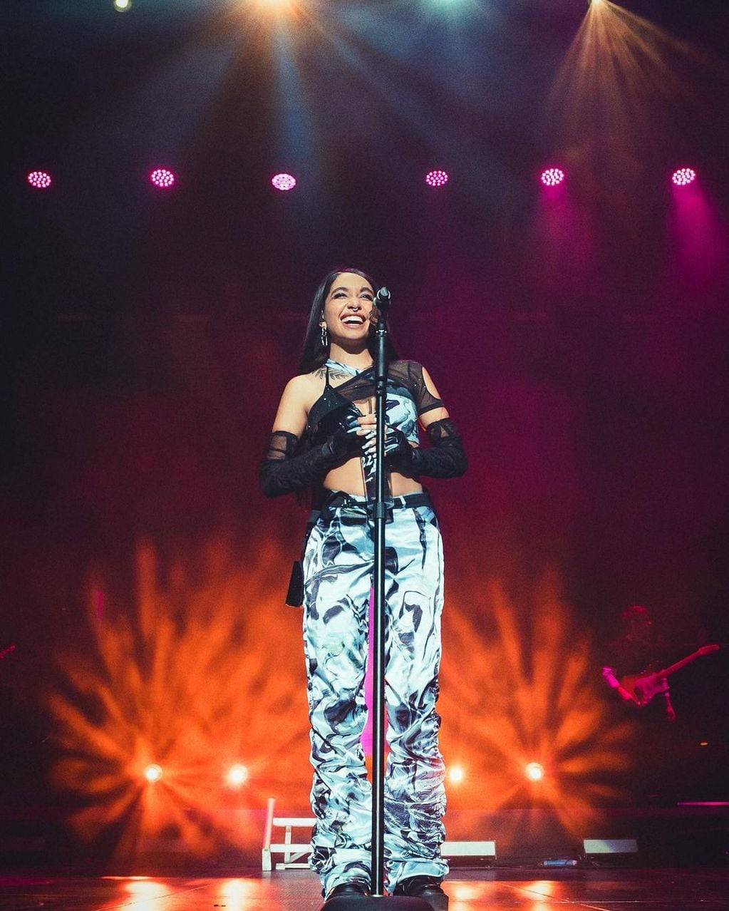 María Becerra cautivó con un look en el estreno de Los del Espacio:  Vestido de jean