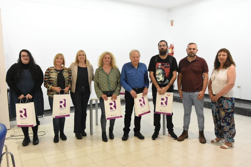Entregaron premios a ganadores y menciones del Concurso Literario 2022 del Fondo Editorial Municipal.