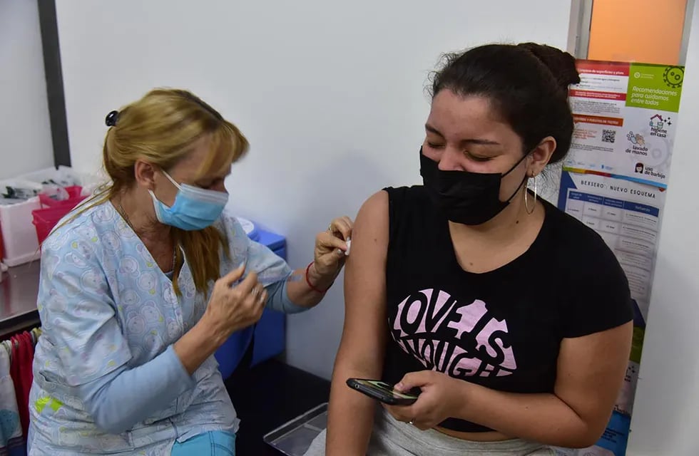 Pérez vacuna contra la Fiebre Hemorrágica Argentina
(Nicolás Bravo / La Voz)