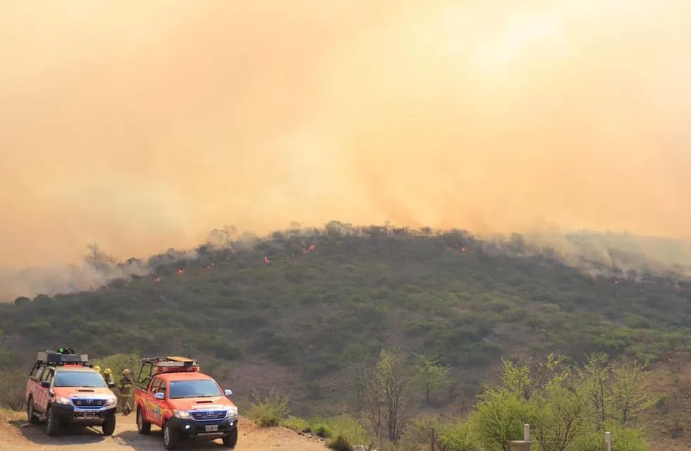 Bomberos trabajando en el incendio forestal de Cabalango. (Yanina Aguirre / Corresponsalía Carlos Paz La Voz)