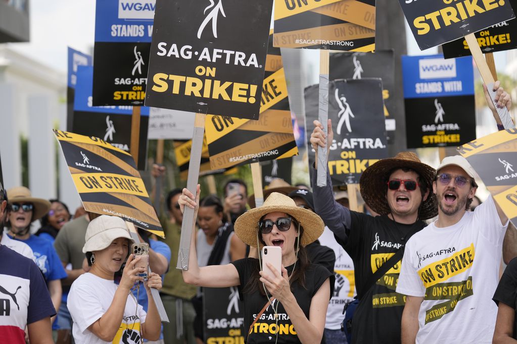 Trabajadores en huelga se manifiestan frente a Netflix el miércoles 27 de septiembre de 2023 en Los Ángeles.