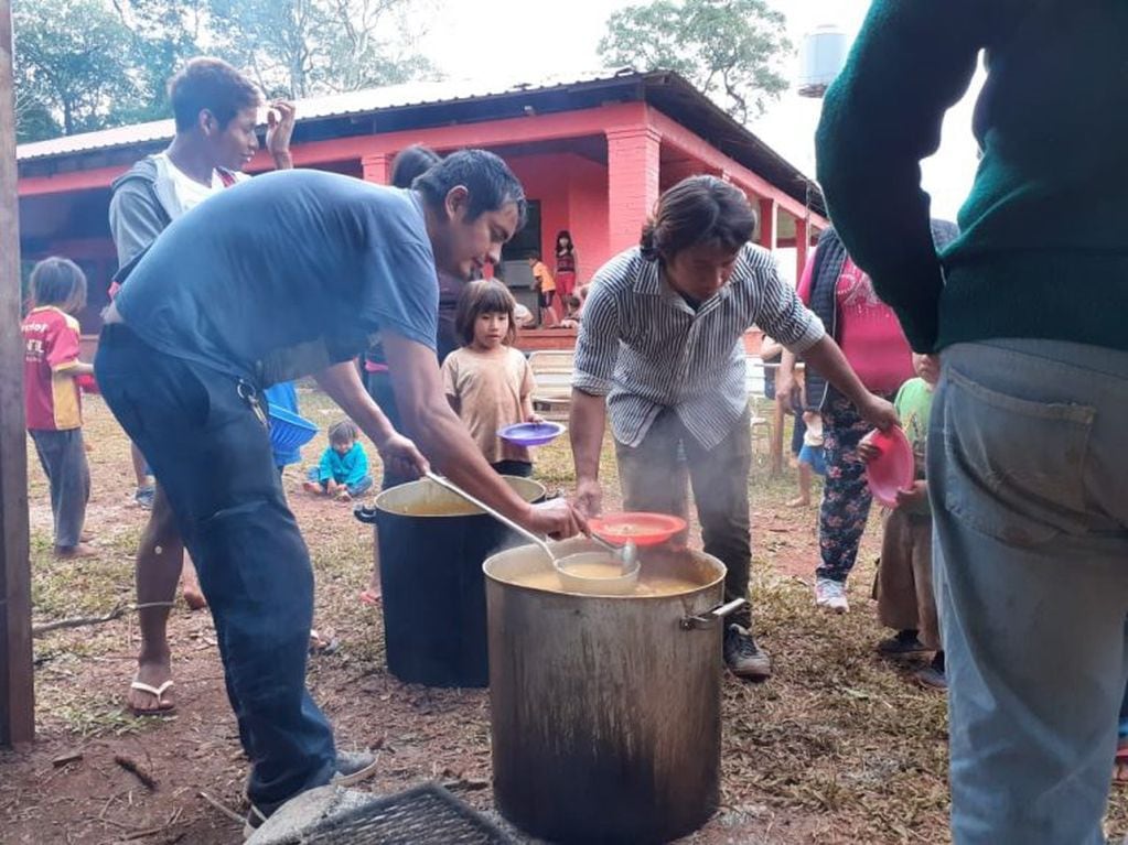 Los ingredientes del locro fueron donados y cocinados por vecinos del Barrio San Martín de Puerto Iguazú. (Javier Rodas)