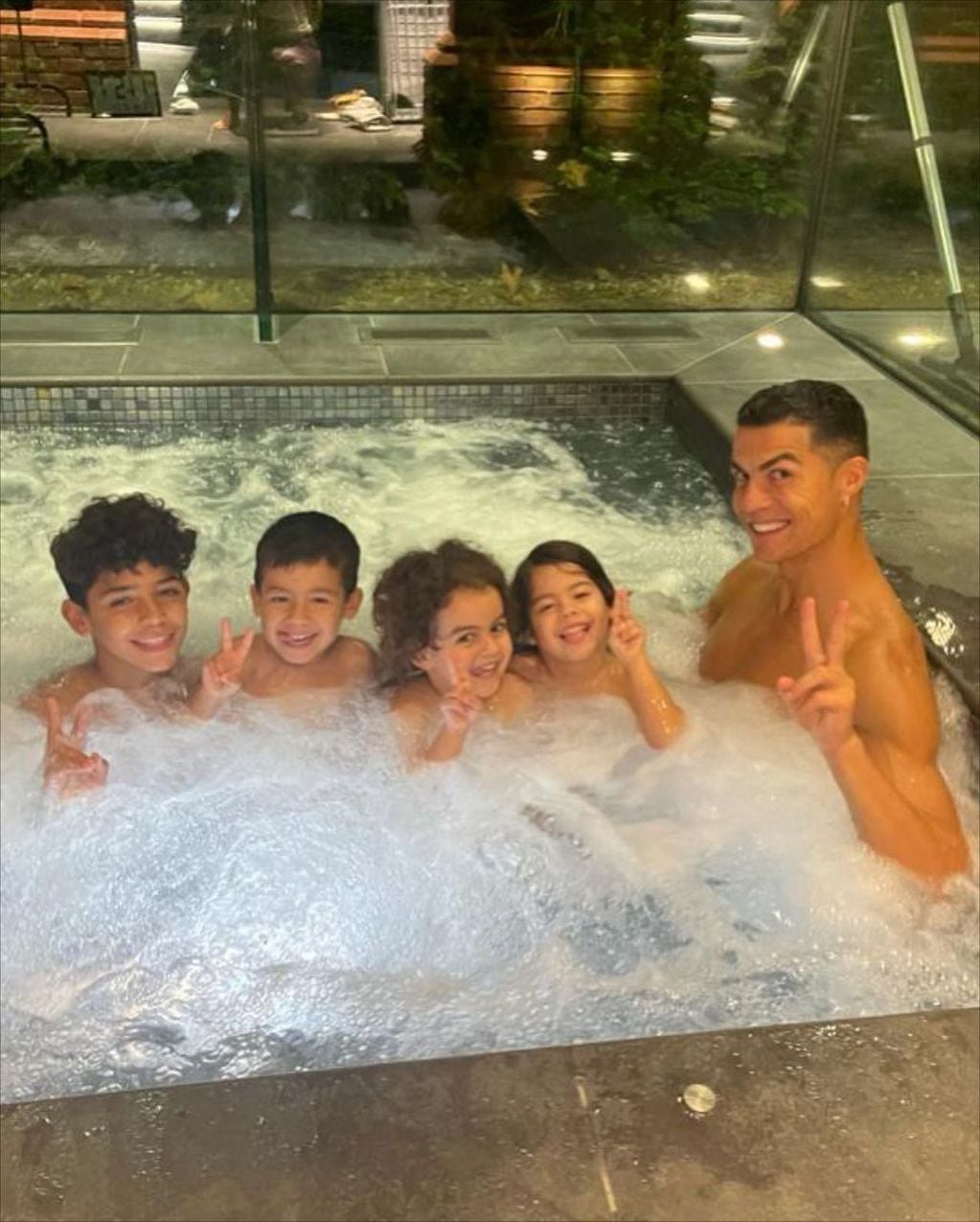 Cristiano Ronaldo junto a sus cuatro hijos mayores. (Foto: Instagram)
