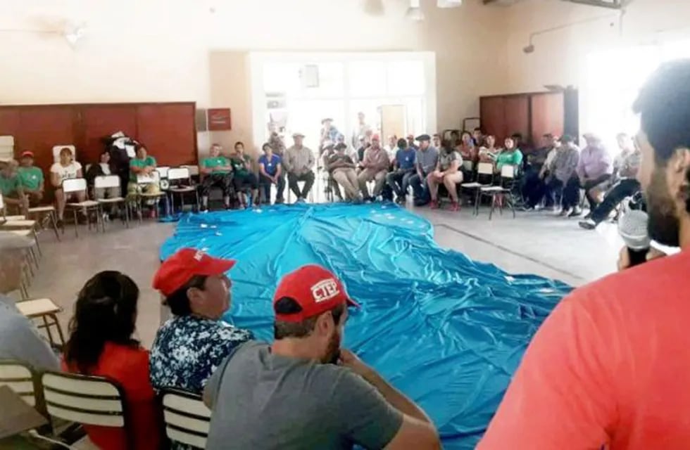 Crianceros del oeste reunidos en asamblea (Pampadiario)
