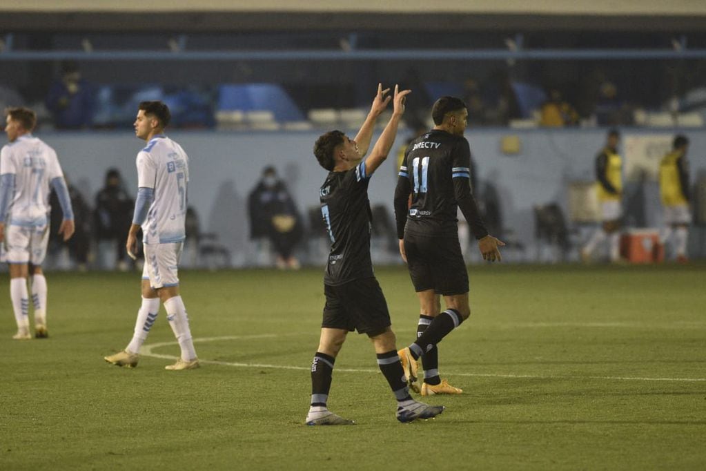 Ulises Sánchez celebra el golazo, segundo de Belgrano que le gana a Temperley en Alberdi. (Facundo Luque)