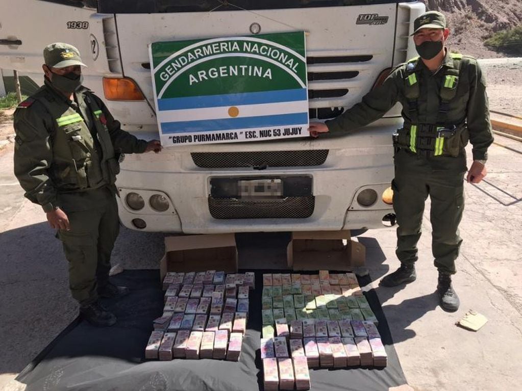 Personal dependiente del Escuadrón Núcleo 53 “Jujuy”, junto al vehículo y el dinero secuestrado en Purmamarca.