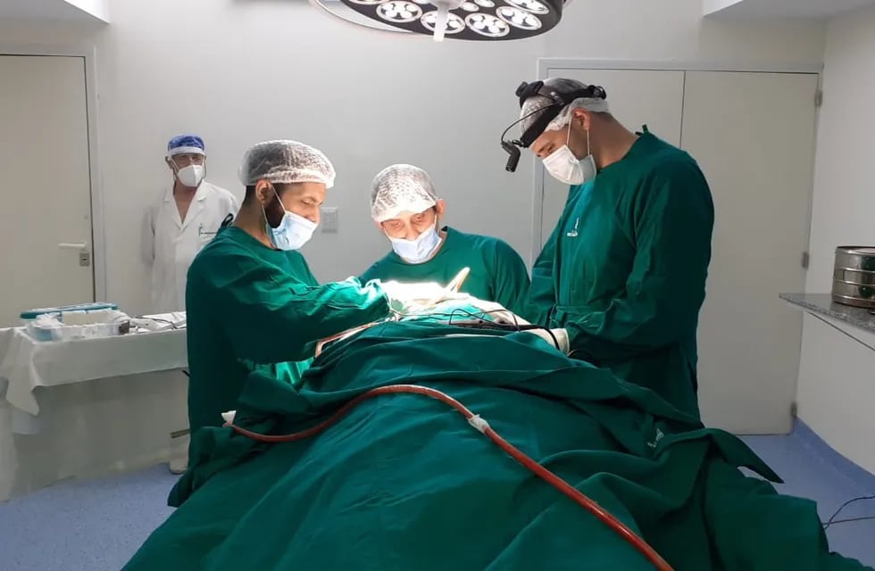 El equipo de neurocirujanos de la Clinica Regional finalizando la cirugía