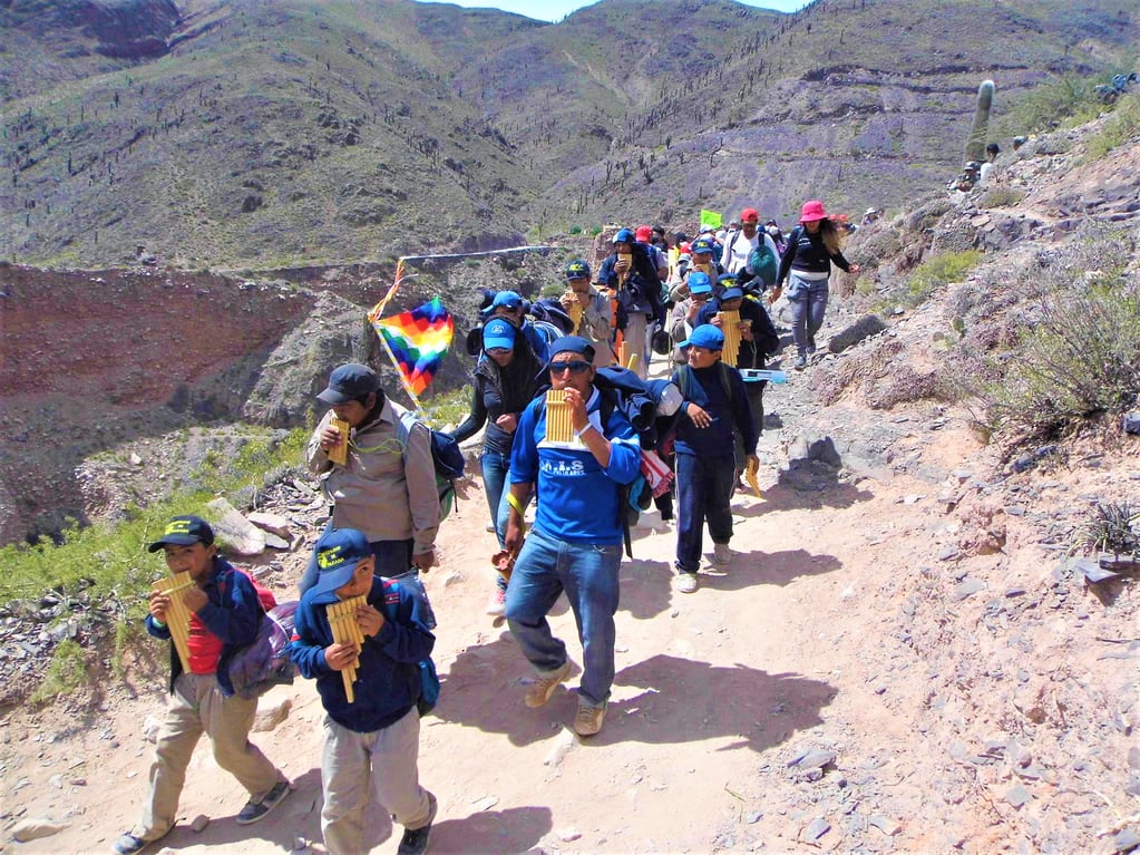 Las bandas de sikuris hacen un esfuerzo casi sobrehumano para ejecutar sus instrumentos mientras caminan en las montañas a 4.000 msnm para llegar al Santuario de la Virgen de Punta Corral.