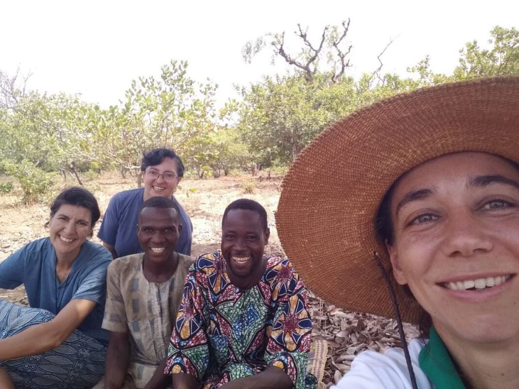 María José Ramírez (izquierda, atrás) vive en una aldea de Benin, África y ayuda a sus habitantes a mejorar su calidad de vida.