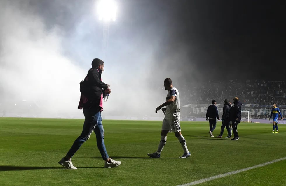 Los incidentes en las afueras de la cancha de Gimnasia afectaron al público que estaba dentro de estadio viendo el partido con Boca, que fue suspendido. (Fotobaires)