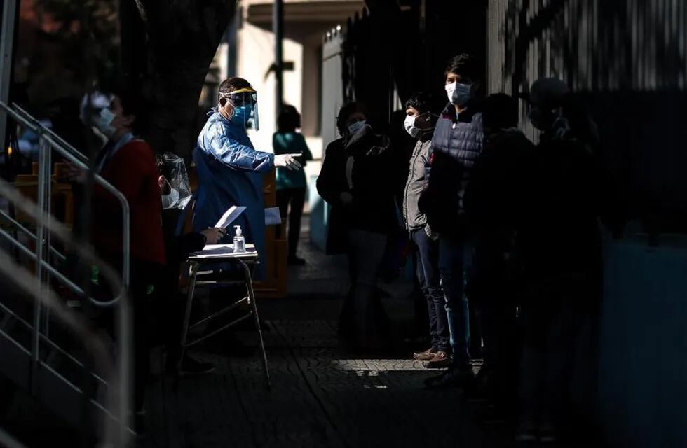 AME5748. BUENOS AIRES (ARGENTINA), 10/06/2020.- Un grupo de personas esperan para realizarse un testeo de COVID-19, este miércoles, en el barrio de Flores en la Ciudad de Buenos Aires (Argentina). EFE/ Juan Ignacio Roncoroni