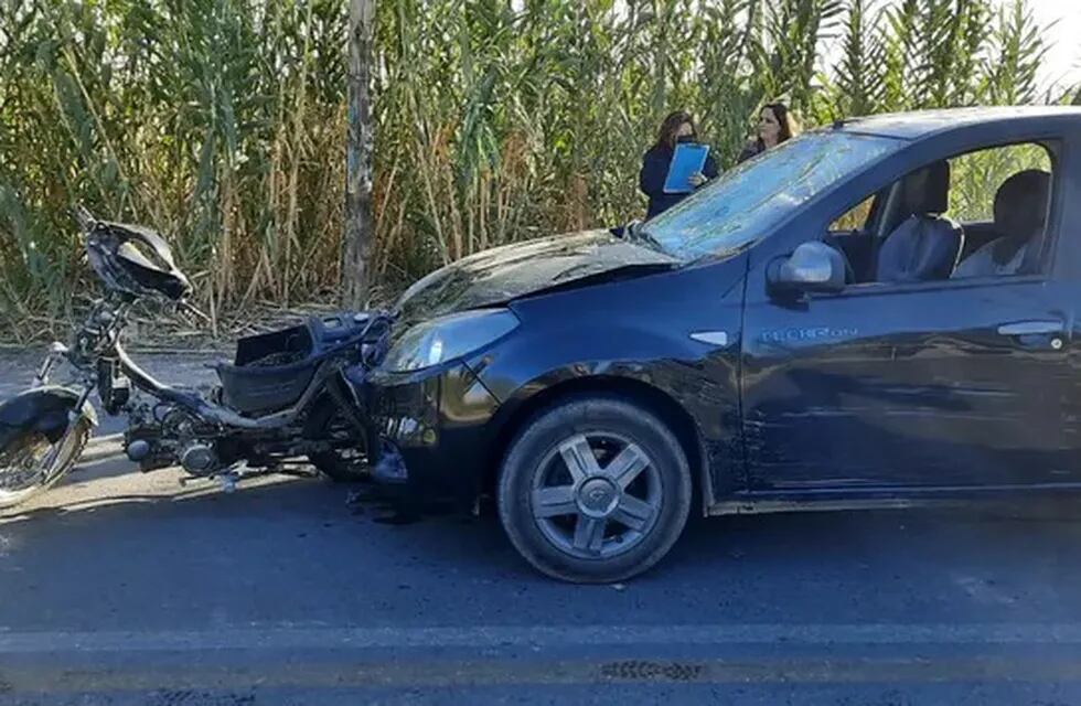 El conductor del Renault Sandero impactó contra un hombre que caminaba junto a su moto por la Ruta 155.