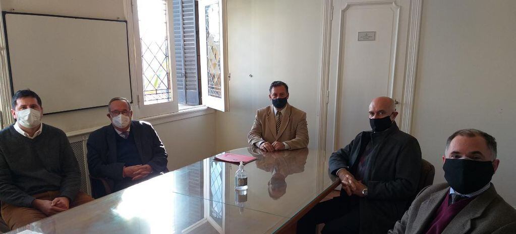 El intendente de Tandil, Miguel Lunghi, se reunió con funcionarios de la Fiscalía de Azul y el rector de la UNICEN.