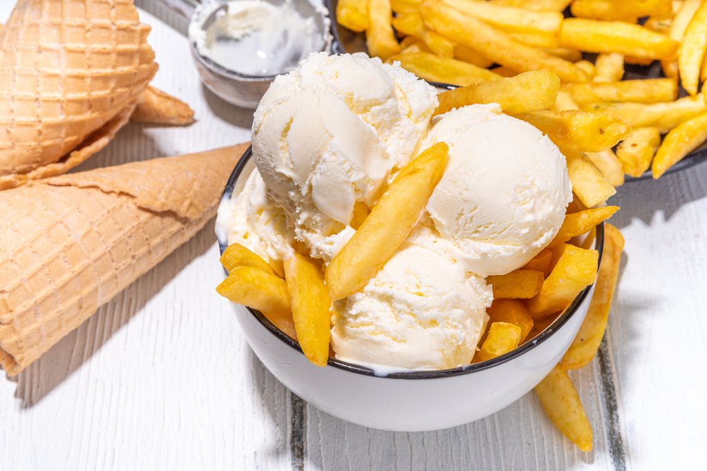 La rara combinación del helado de vainilla con papas fritas.