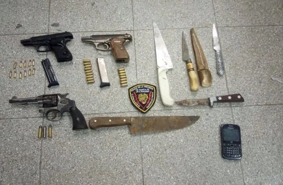 Armas secuestradas durante un operativo en el que los vecinos de barrio Toba de Rosario denunciaron represión policial.