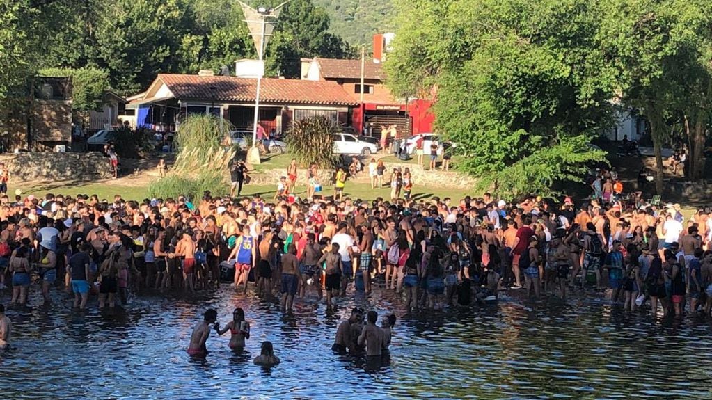 Cientos de jóvenes sin respetar el distanciamiento ni medidas sanitarias el segundo "finde" de enero en el balneario de Santa Rosa de Calamuchita. (Foto: @namirita).