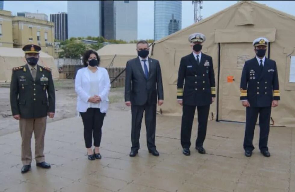 El ministro Rossi acompañado por su par de Salud, Carla Vizzotti, agradeció la entrega de uno de los tres hospitales de campaña que será operado por la Armada Argentina.