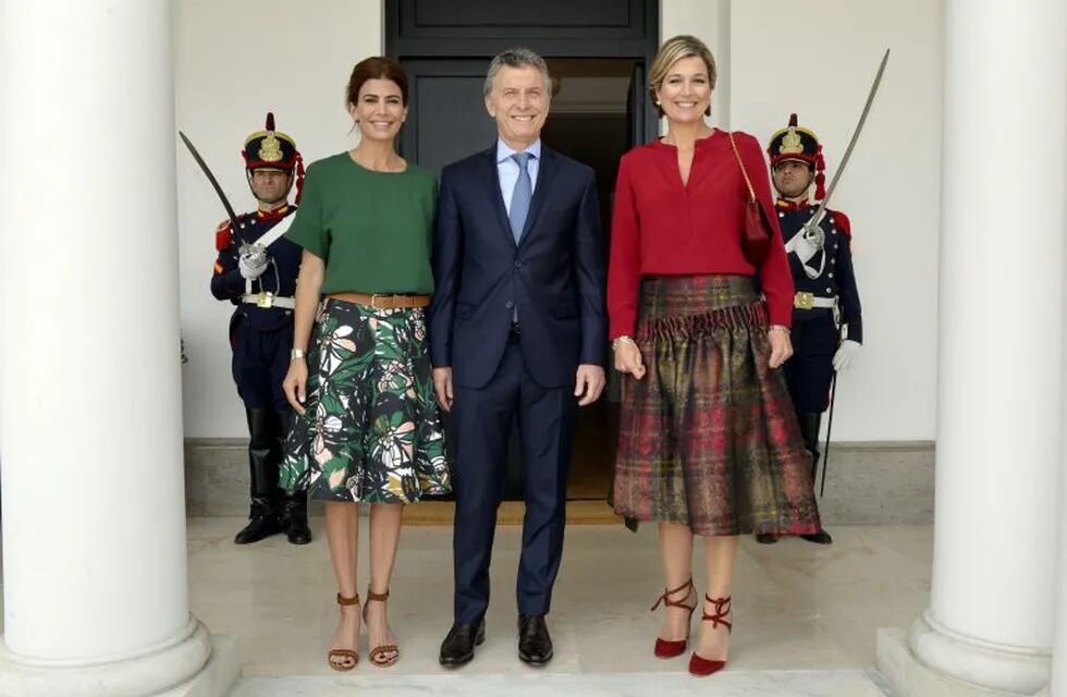 Hand out photo released by Argentina's Presidency showing Queen Maxima of The Netherlands (R), Argentina's President Mauricio Macri (C) and his wife Juliana Awada posing after a meeting at Olivos Presidential residence in Olivos, Buenos Aires on October 12, 2016. rn / AFP PHOTO / PRESIDENCIA ARGENTINA / HO / RESTRICTED TO EDITORIAL USE - MANDATORY CREDIT 