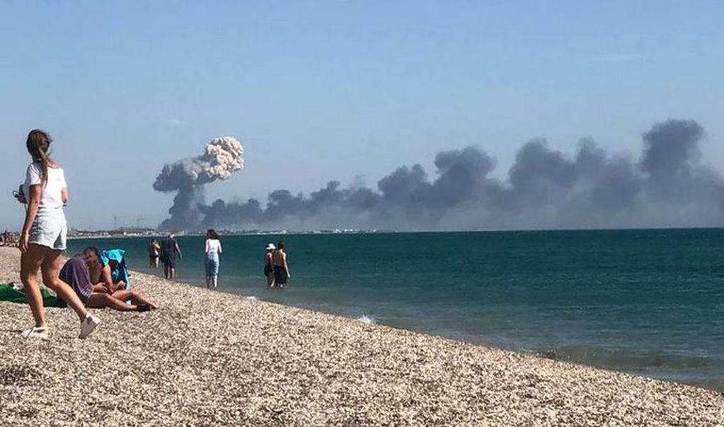 Las columnas de humo amenazantes, mientras los turistas huían de la playa.