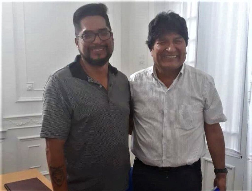 El intendente quiaqueño Blas Gallardo, en la fotografía junto al expresidente boliviano Evo Morales, con quien se entrevistó a principios de este mes en Buenos Aires.