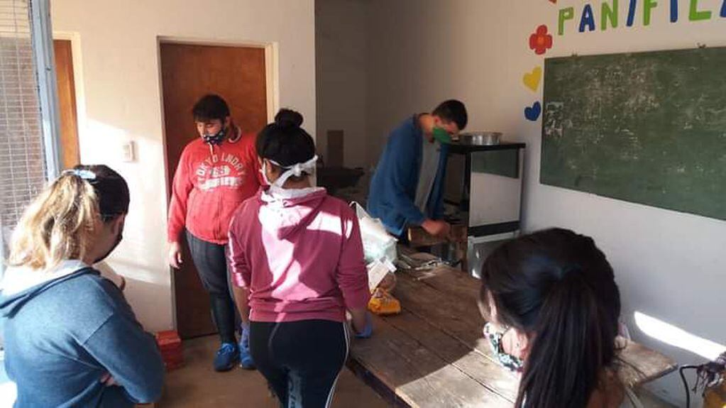 Voluntarios de Cáritas y grupo campamento de la Ciudad de Pérez ayudando a los más necesitados