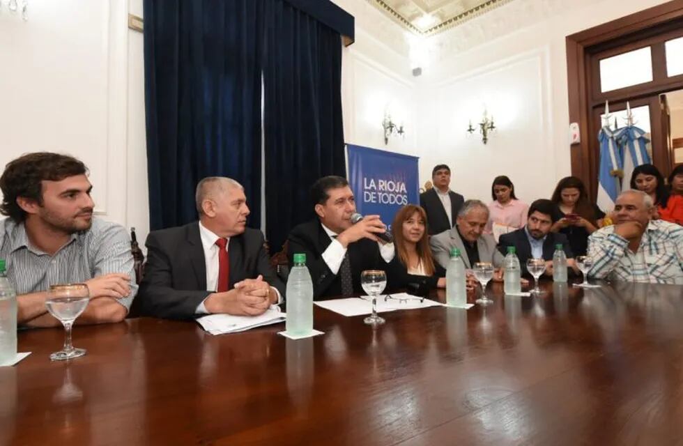 En conferencia de prensa en el Salón Blanco de Casa de Gobierno el gobernador Sergio Casas junto a funcionarios provinciales anunció el pase a planta de los trabajadores PIL