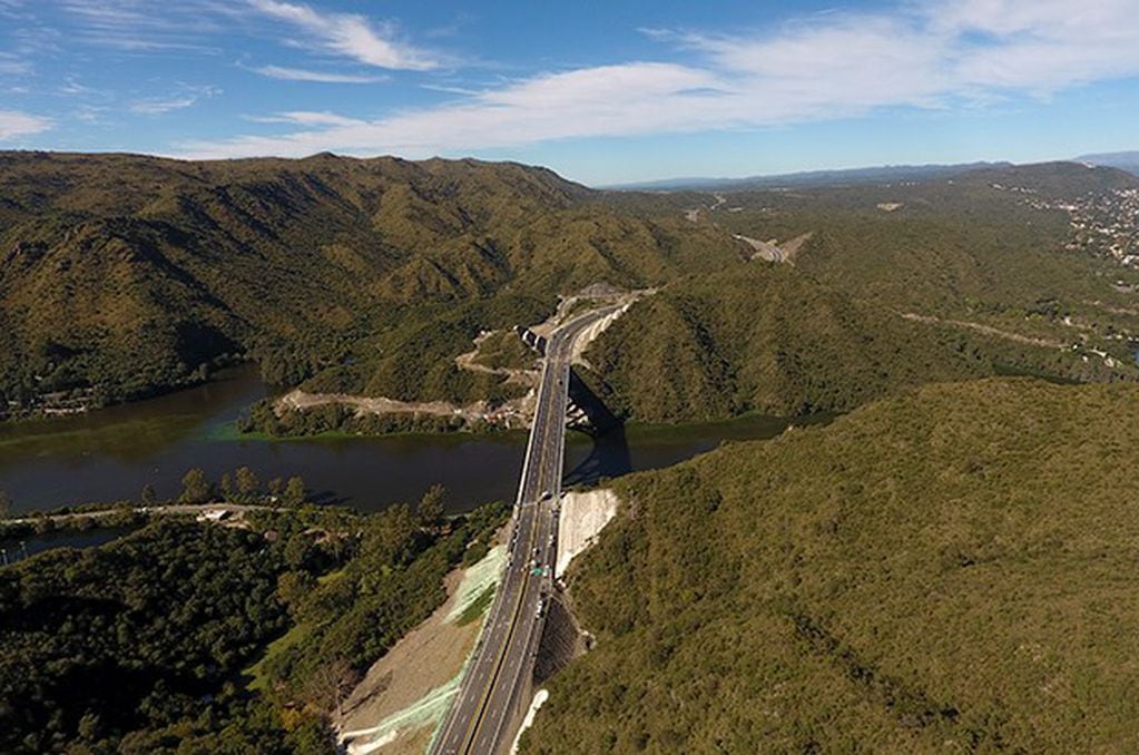 Se inaugura este lunes 8 la Autovia de Montaña, primer tramo, que tiene el puente sobre el Lago San Roque.