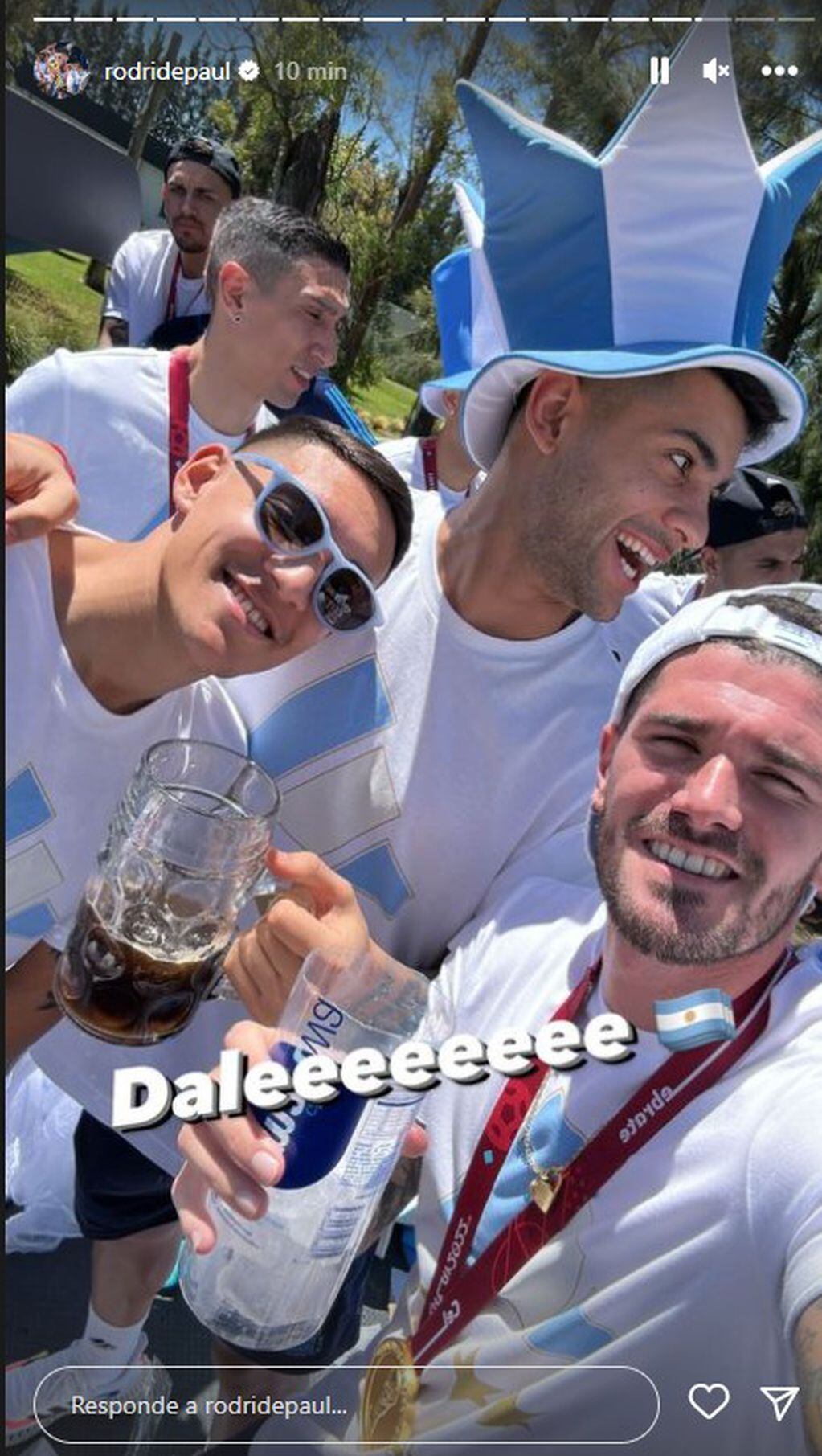Rodrigo De Paul festeja junto a Cuti Romero y Paulo Dybala.