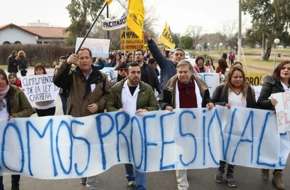 Enfermeros de Mendoza hicieron paro y marcharon hasta Casa de Gobierno.