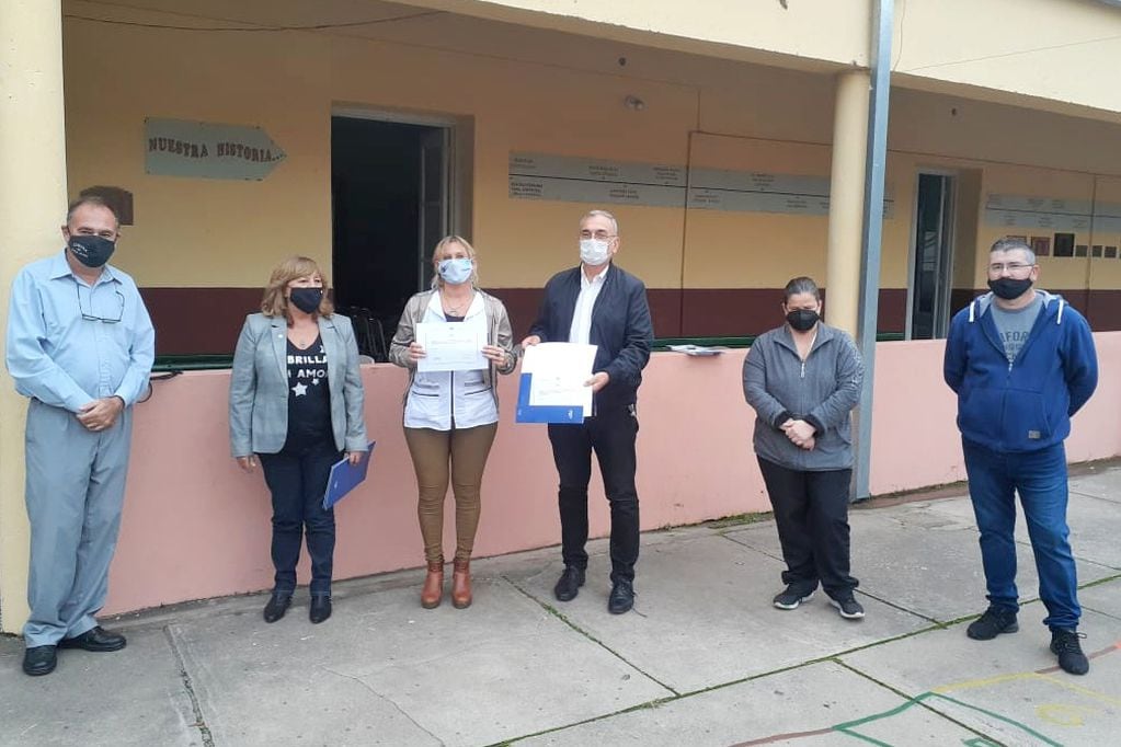 Rosario Cristiani y Alcides Calvo entregaron aportes a escuelas de María Juana