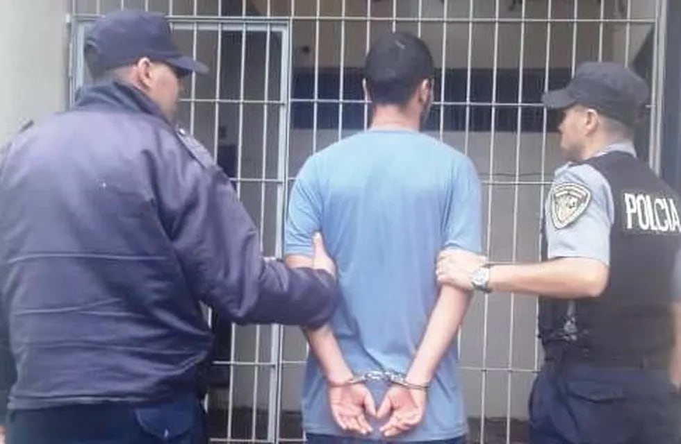 Policías capturaron a un joven acusado de robar a un taxista en Eldorado.